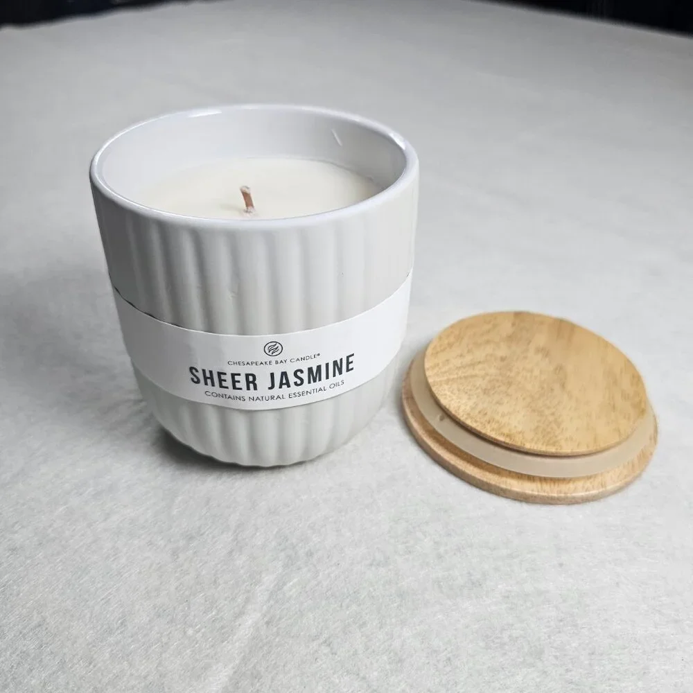 Chesapeake Bay Candle – Sheer Jasmine - Picture 2 of 3